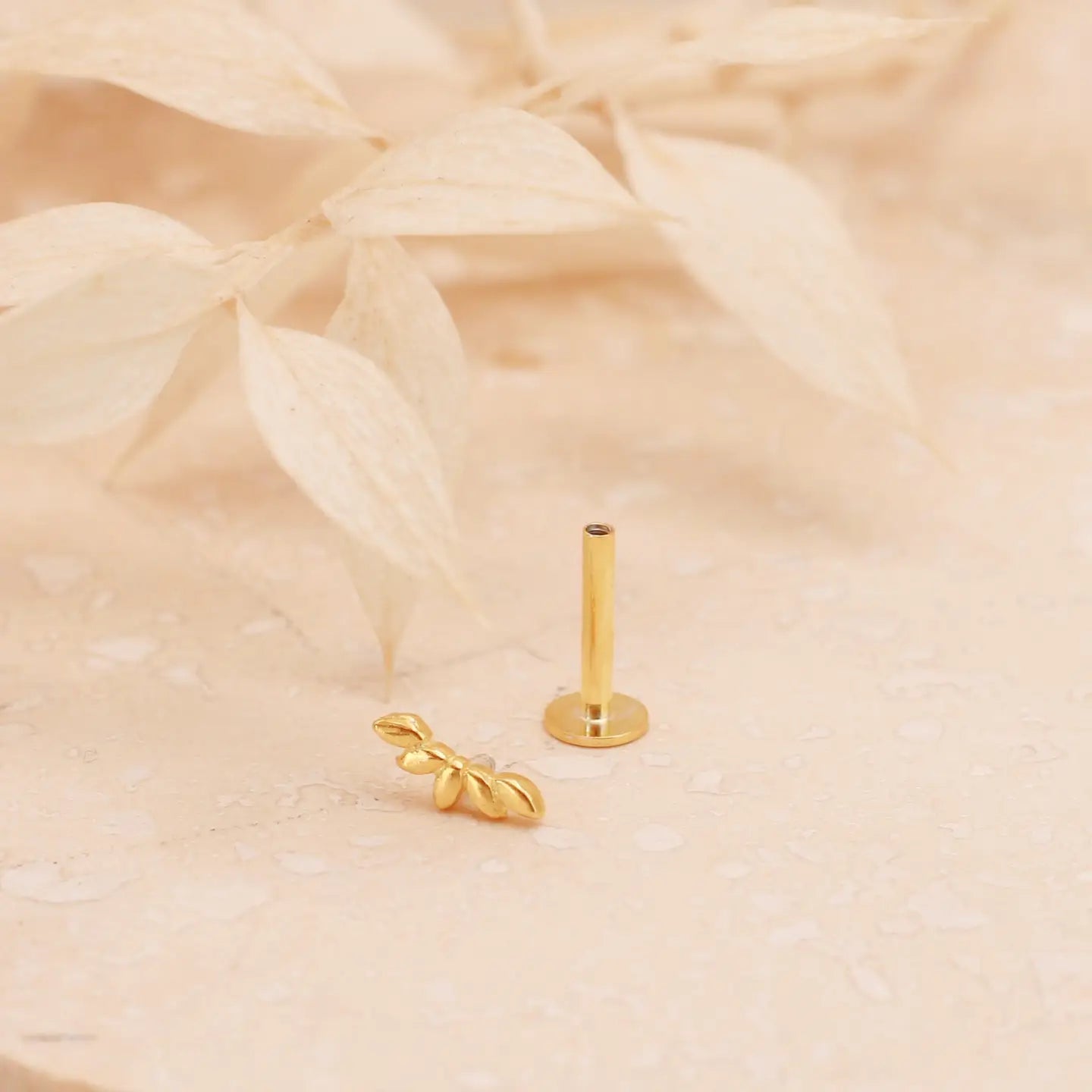 Single Petal Curve Labret Stud Earring - gold