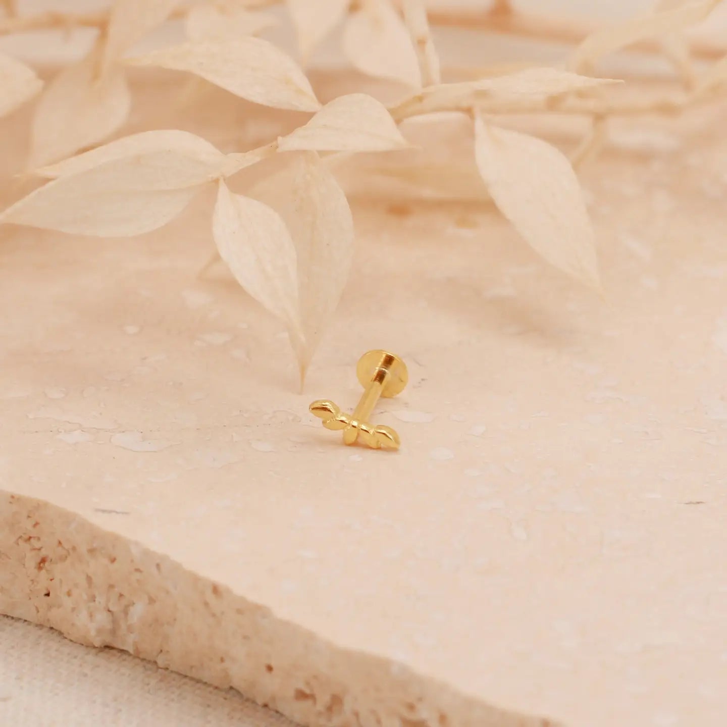 Single Petal Curve Labret Stud Earring - gold