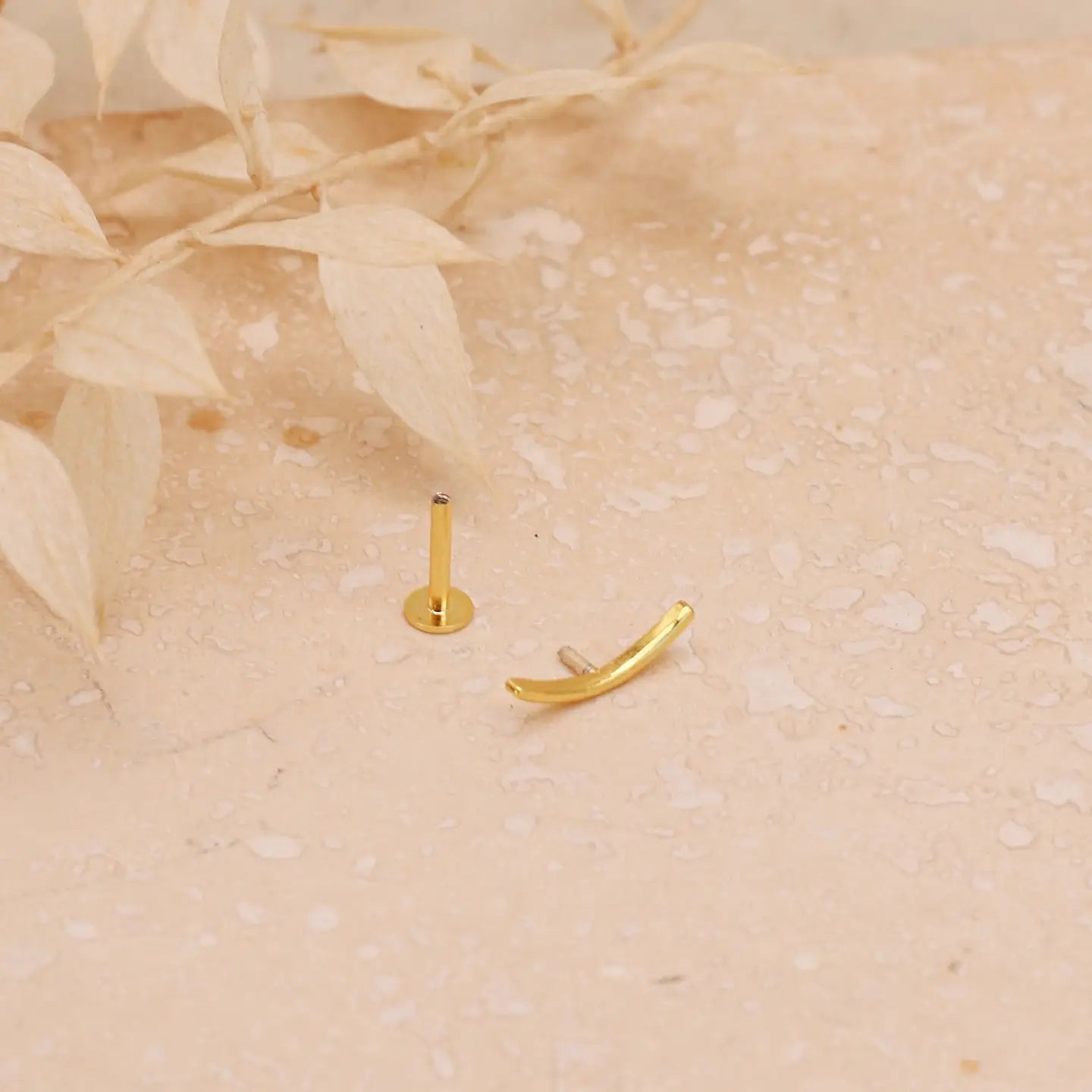 Single Minimal Curve Labret Stud Earring - gold
