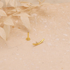 Single Minimal Curve Labret Stud Earring - gold