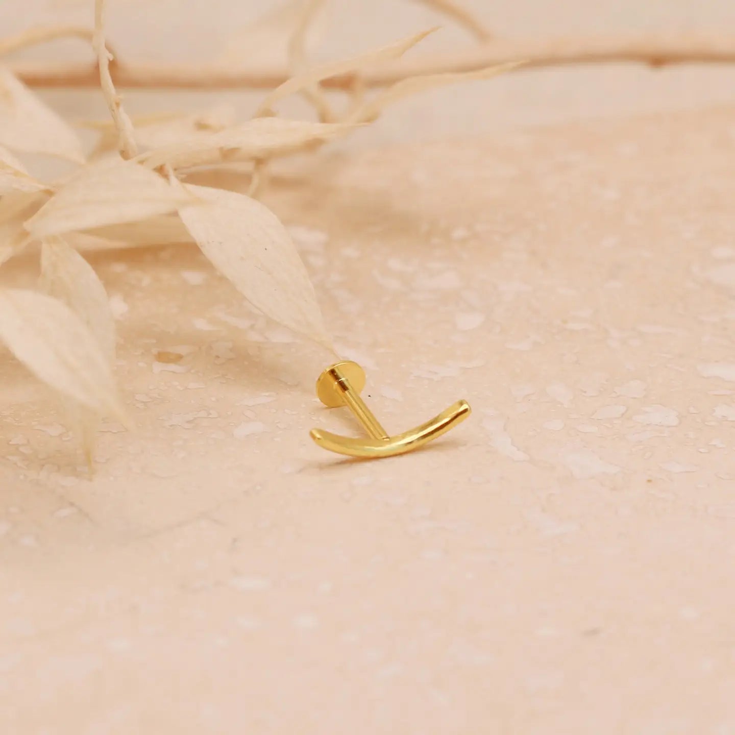 Single Minimal Curve Labret Stud Earring - gold
